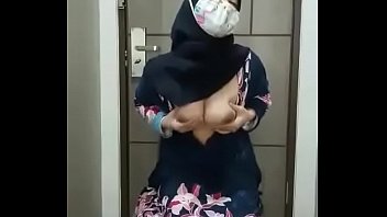 Dude fucks girlfriend in her hairy pussy and films their home sex on quarantine